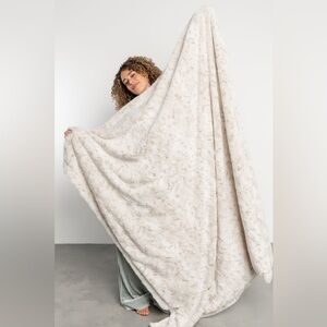 NEW Baltic Born Cambria Throw Cozy Plush Blanket Cream Natural